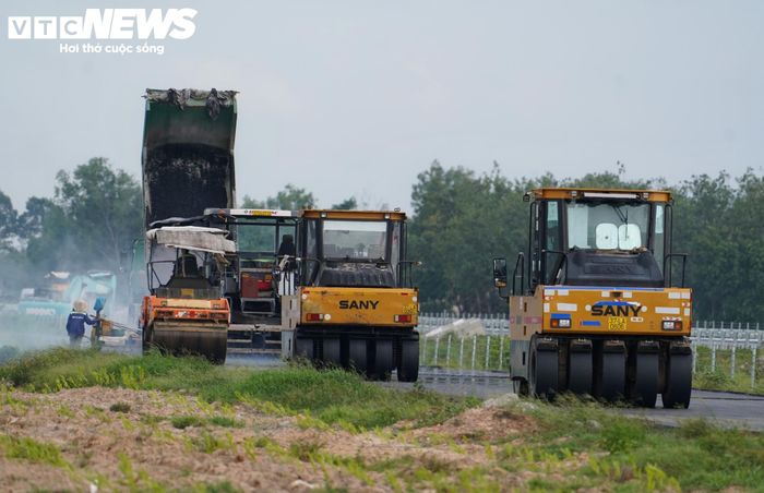 Ghi nhận tại khu vực nút giao với cao tốc Bến Lức - Long Thành, thuộc xã Phước An, các đơn vị thi công đang triển khai đường dẫn các lối ra, vào để kết nối với tuyến cao tốc. Tuy nhiên, tiến độ thi công tại khu vực này còn chậm so với yêu cầu.