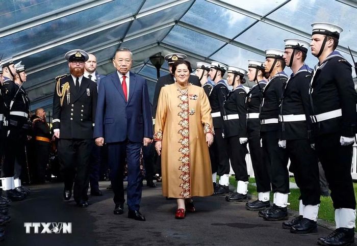  Tổng Bí thư, Chủ tịch nước Tô Lâm và Toàn quyền New Zealand Cindy Kiro duyệt đội danh dự. (Ảnh: TTXVN)