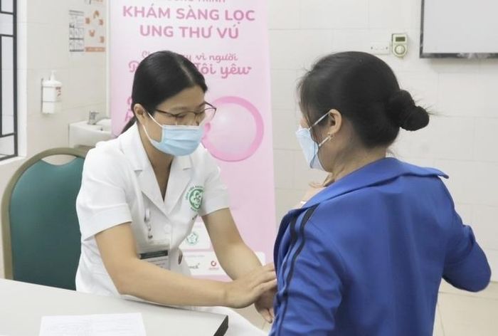 Người dân tầm soát ung thư tại bệnh viện. (Ảnh minh hoạ: BVCC)