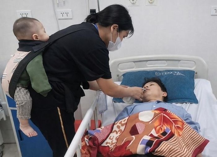 Chị Soạn chăm sóc chồng khi ở viện. 