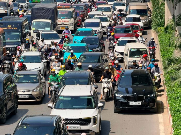 Vụ tai nạn khiến tuyến đường ùn tắc.