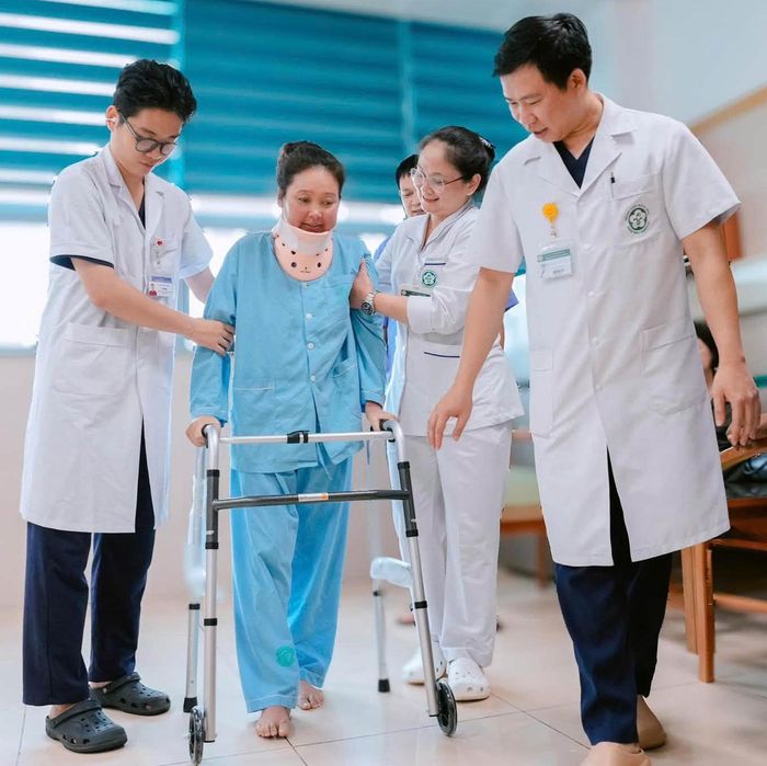 Từng nghĩ sẽ tàn phế suốt đời, người phụ nữ Lào đi lại sau ca mổ ở Việt Nam. (Ảnh: BVCC)