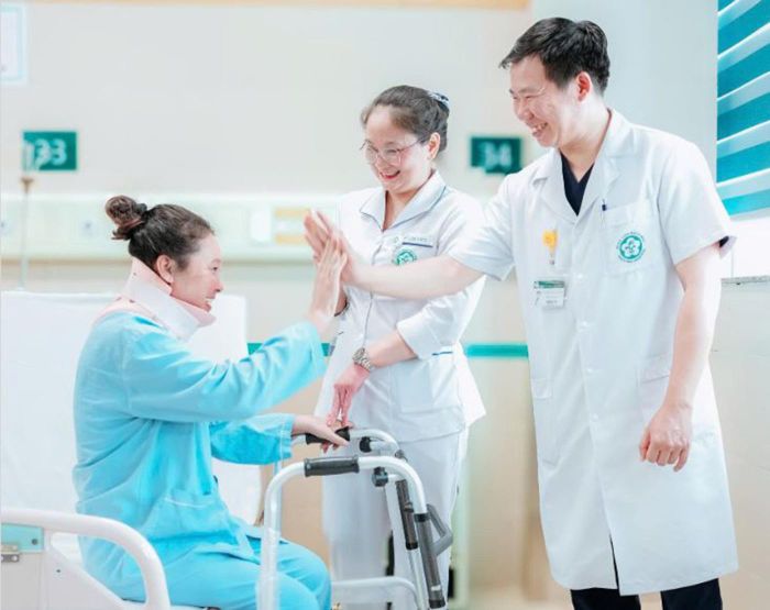 Niềm hạnh phúc của người bệnh và bác sĩ khi bệnh nhân hồi phục (Ảnh: BVCC)