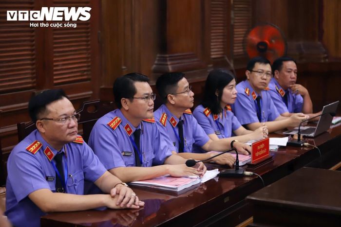 Tại đây, hệ thống màn hình được kết nối với điểm cầu chính tại TAND TP.HCM. Thông qua hệ thống này, HĐXX có thể trực tiếp quan sát, gọi tên và thực hiện các thủ tục kiểm tra căn cước đối với từng bị cáo.