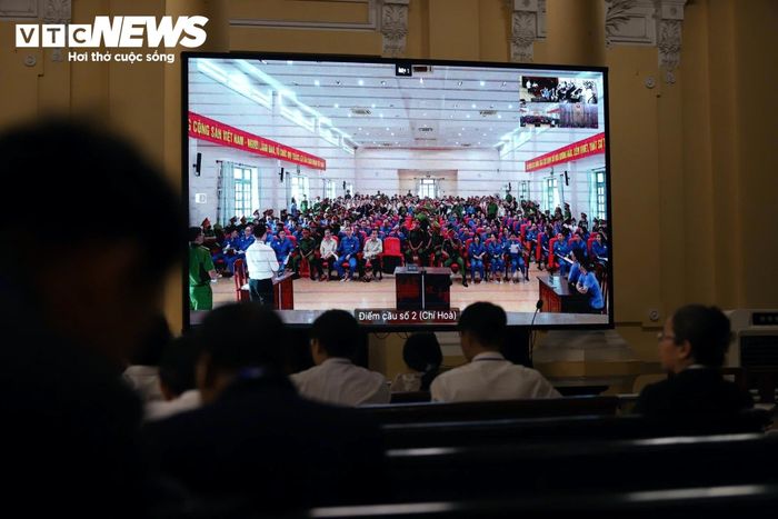 Tại Trại tạm giam T30, các bị cáo đang bị tạm giam được bố trí tham gia phiên tòa thông qua hệ thống trực tuyến. 