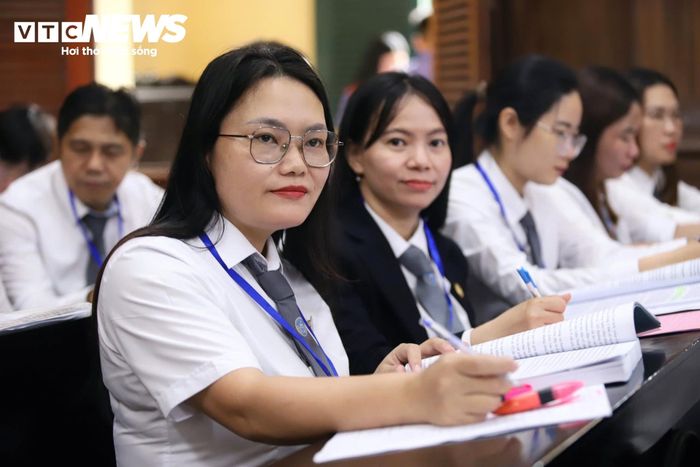 Tại TAND TP.HCM là HĐXX, kiểm sát viên, luật sư, các bị cáo tại ngoại và những người tham gia tố tụng; tại T30 là các bị cáo đang bị tạm giam.