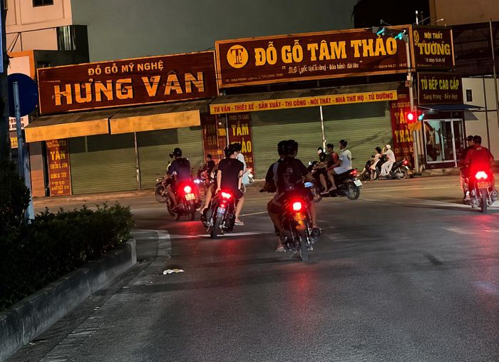 Nhóm thanh niên cầm hung khí, lạng lách trên đường tại khu phố Đồng Kỵ, phường Đồng Nguyên, tỉnh Bắc Ninh. (Ảnh cắt từ clip).