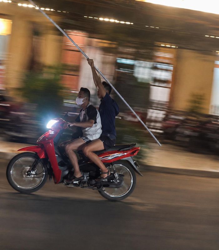 Nhóm thanh niên cầm vật nghi là hung khí trên đường khiến người dân hoảng loạn. (Ảnh cắt từ clip).