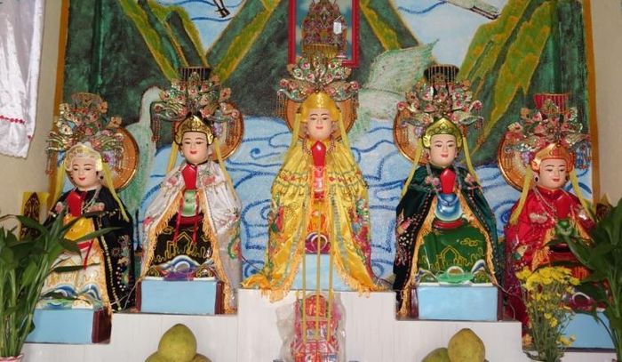 Tại các miếu thờ, 5 vị thần nữ luôn được phối thờ cùng nhau trên một ban thờ chung, không ai bị tách rời.