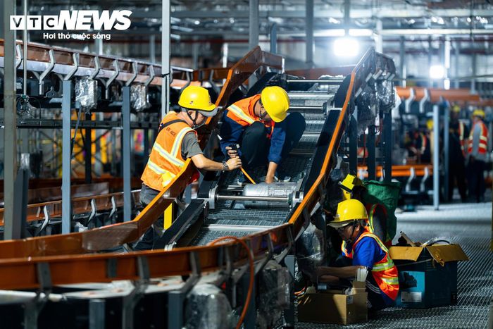 Công nhân lắp đặt dây chuyền hệ thống xử lý hành lý ký gửi tại dự án mở rộng Cảng hàng không quốc tế Phú Quốc. (Ảnh: Anh Quốc)