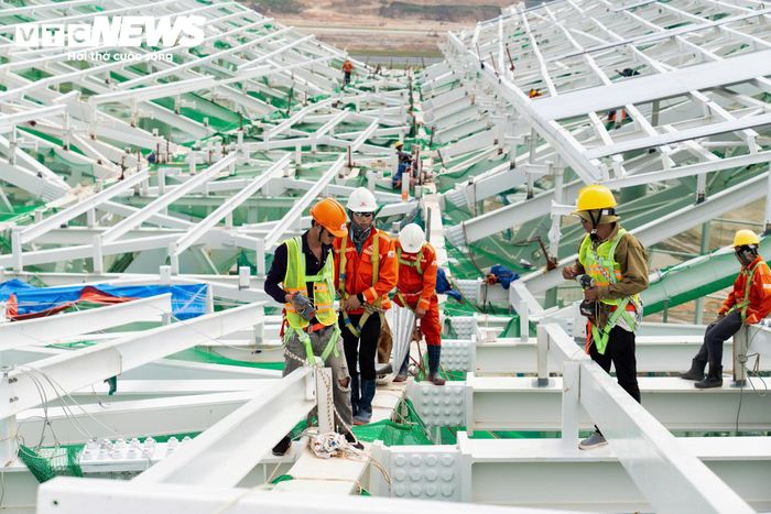 6.500 người đang “vượt nắng, thắng mưa” trên công trường Nhà ga T2. (Ảnh: Anh Quốc)