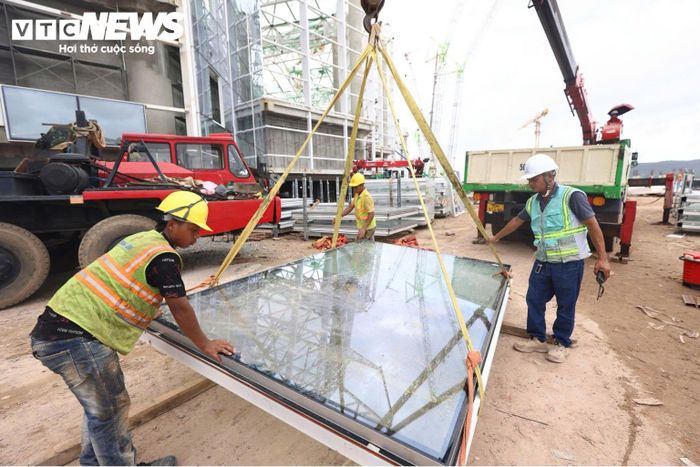 Kỹ sư chỉ huy việc cẩu lắp kính ở mặt ngoài nhà ga T2. (Ảnh: Anh Quốc)