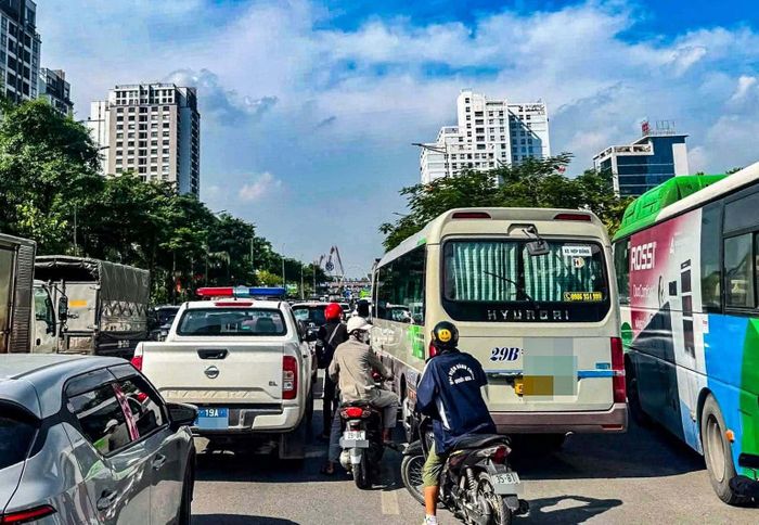 Vụ tai nạn khiến giao thông ùn tắc.
