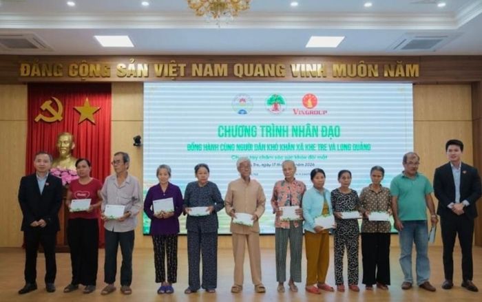 Ban Tổ chức trao quà cho các gia đình chính sách, khó khăn. (Ảnh: BTC)