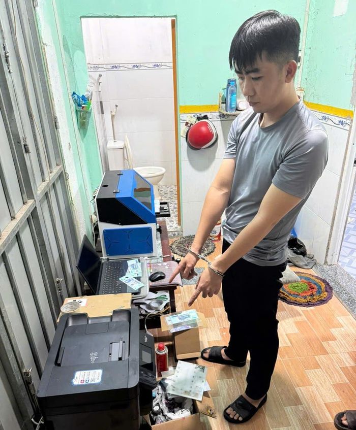 Phương tiện sản xuất tiền giả do Thanh và Định thực hiện. (Ảnh: CACC)