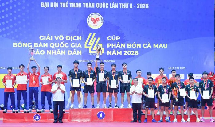 Đội nam Hà Nội nhận ngôi vô địch đồng đội nam. Ảnh: Ban tổ chức