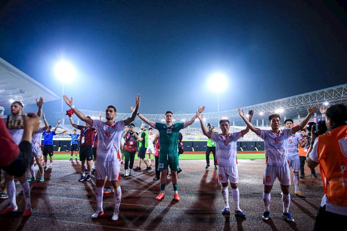 Tuyển Việt Nam ăn mừng sau chiến thắng 2-0 trước Malaysia tại Kuala Lumpur. Ảnh: Minh Dân