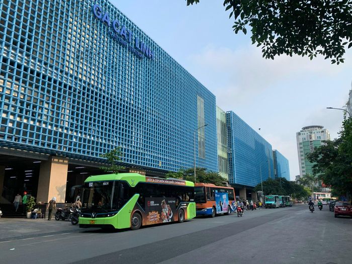 Nhiều tuyến xe buýt kết nối với nhà ga metro sẵn sàng trung chuyển hành khách. Ảnh: Tuấn Lương
