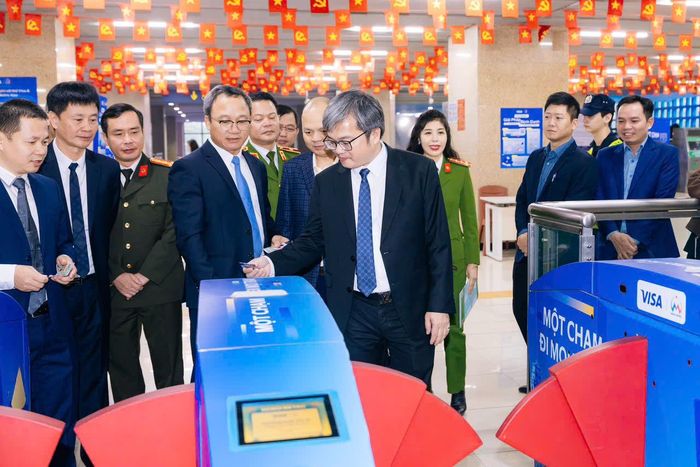 Phó Chủ tịch UBND thành phố Hà Nội Trương Việt Dũng trải nghiệm hệ thống thẻ vé của Hà Nội Metro. Ảnh: HNM
