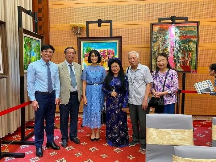 Họa sĩ Văn Dương Thành cùng các khách mời dự triển lãm. Ảnh: Chi Mai