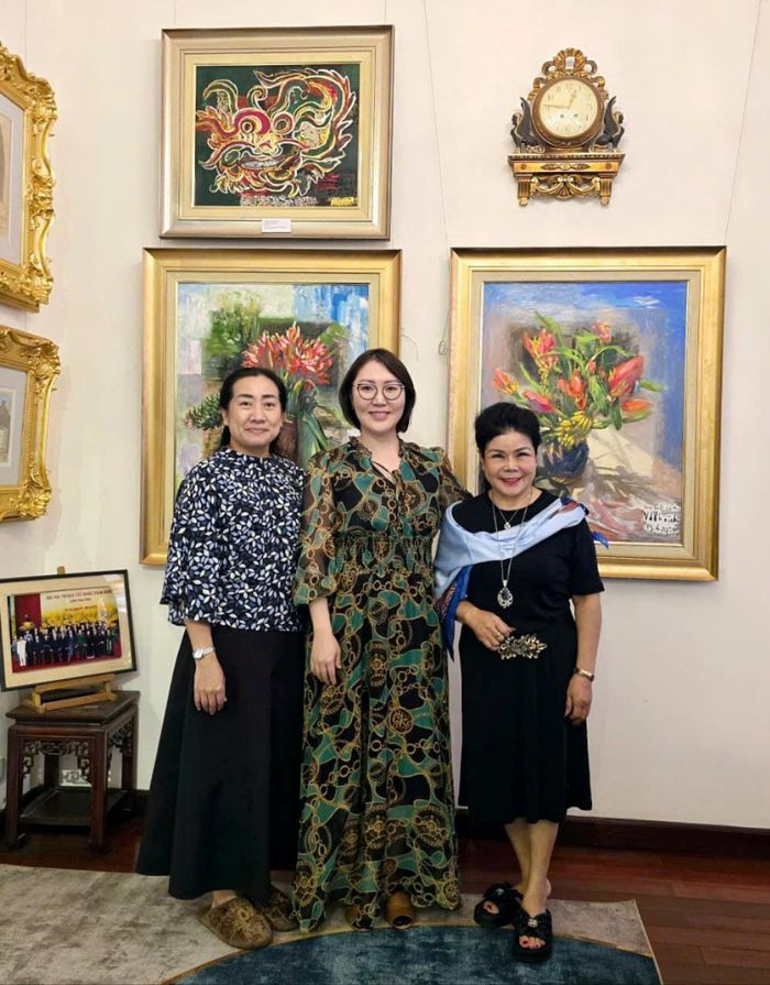 Đại sứ Đặc mệnh toàn quyền Mông Cổ tại Việt Nam Ganbaatar Hulan (giữa) và họa sĩ Văn Dương Thành (ngoài cùng bên phải). Ảnh: NVCC