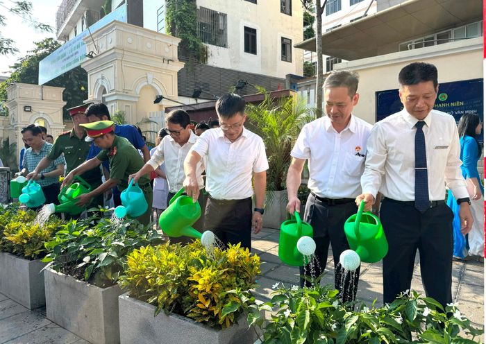 Công trình “Hàng cây thanh niên - Lối đi bộ văn minh”, góp phần xây dựng không gian đô thị xanh hơn, sạch hơn, an toàn và thân thiện hơn. Ảnh: Nguyên Bảo