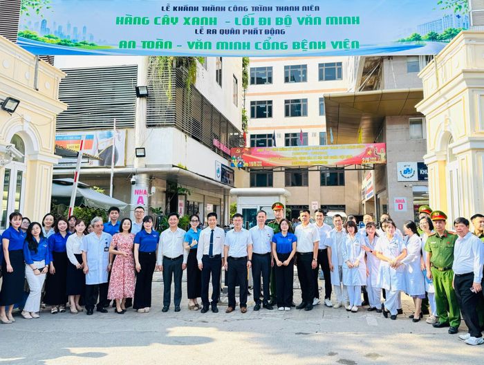 Lãnh đạo phường Kim Liên, Bệnh viện Da liễu Trung ương và Công an phường thực hiện nghi thức triển khai mô hình “Thứ hai an toàn - Cổng bệnh viện văn minh” tại cổng Bệnh viện Da liễu Trung ương. Ảnh: Nguyên Bảo