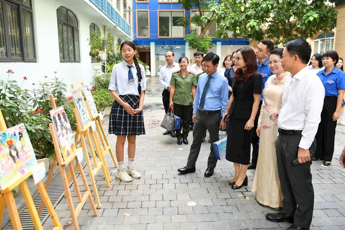 Đại biểu tham quan khu vực trưng bày tranh vẽ “Thế giới ảo an toàn và văn minh” của học sinh Trường THCS-THPT Nguyễn Siêu. Ảnh: BTC