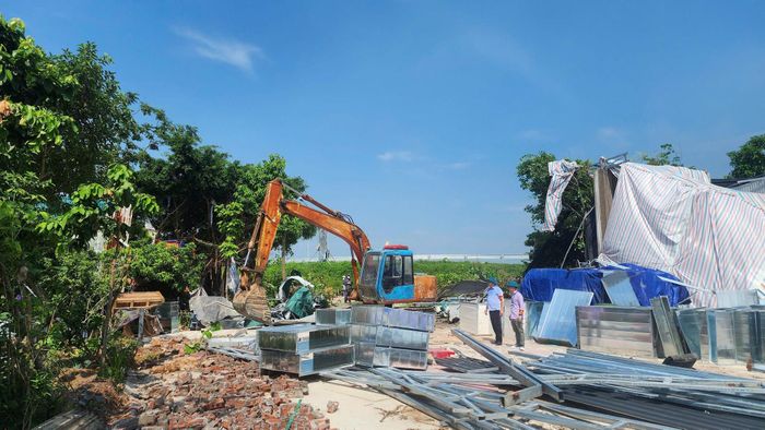 Công trình vi phạm trên đất nông nghiệp có diện tích gần 2.000m2 đang bị lực lượng chức năng cưỡng chế. Ảnh: Hoàng Anh