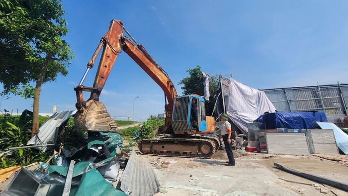 Việc xử lý vi phạm nhằm lập lại kỷ cương trong quản lý, sử dụng đất và trật tự xây dựng tại địa phương. Ảnh: Hoàng Anh