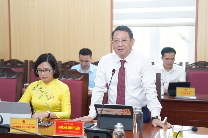 Đồng chí Hoàng Anh Tuấn - Thành uỷ viên, Bí thư Đảng uỷ xã Quang Minh phát biểu tại kỳ họp. Ảnh: Phạm Hùng