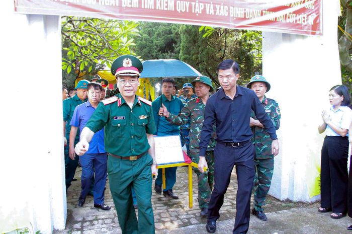 Sau khi hoàn thành thu thập, các mẫu sinh phẩm hài cốt liệt sĩ được trang trọng đưa đi bàn giao, phục vụ công tác giám định ADN. Ảnh: HĐ