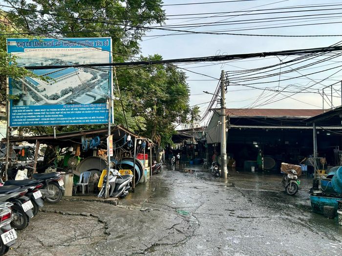 Đường dẫn vào chợ tạm Yên Sở thông thoáng, gọn gàng hơn trước. Ảnh: Trần Oanh.