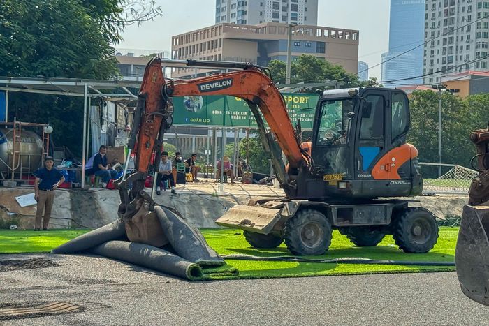 Máy móc được huy động phục vụ công tác cưỡng chế. Ảnh: Duy Khánh