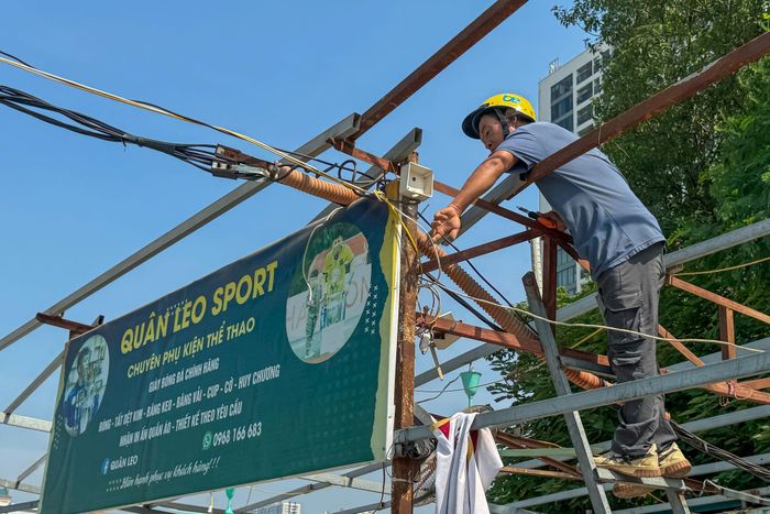 Lực lượng chức năng tiến hành phá dỡ các công trình vi phạm. Ảnh: Duy Khánh