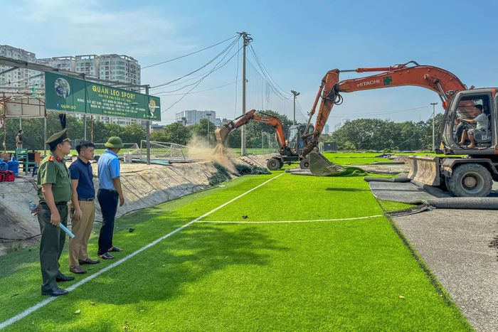 UBND phường Từ Liêm tổ chức cưỡng chế phá dỡ 3 công trình vi phạm trong lĩnh vực đất đai tại khu đất nông nghiệp thuộc Tổ dân phố số 32 Mỹ Đình. Ảnh: Duy Khánh