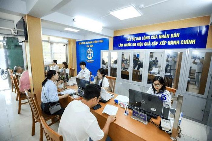 Người dân sử dụng tài khoản định danh điện tử mức độ 02 để thực hiện thủ tục hành chính, dịch vụ công. Ảnh minh họa: Phương Ngân