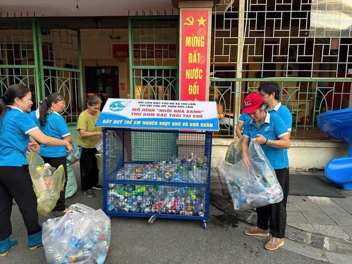 Cán bộ hội viên xã Thư Lâm thu gom, phân loại rác thải gây quỹ hỗ trợ trẻ em nghèo vượt khó và phụ nữ khó khăn. Ảnh: HL