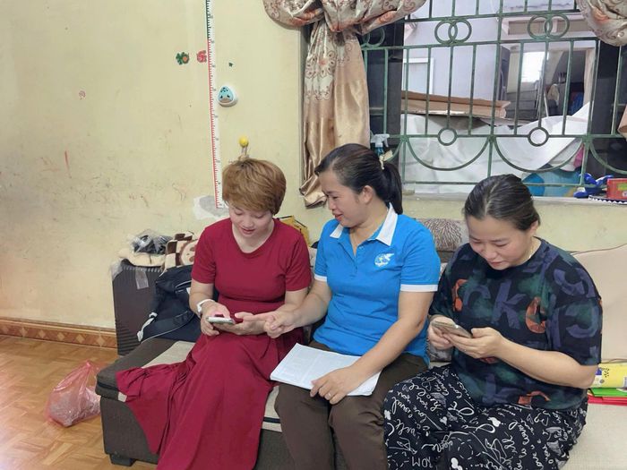 Cán bộ, hội viên phụ nữ xã Thư Lâm tích cực học tập, trang bị kỹ năng chuyển đổi số. Ảnh: Hoàng Lan