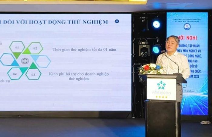 Ông Lê Anh Tuấn giới thiệu những điểm mới của Nghị định 224 tại lớp tập huấn do Sở Khoa học và Công nghệ thành phố Huế phối hợp tổ chức từ ngày 17 đến 19-8. Ảnh: PV