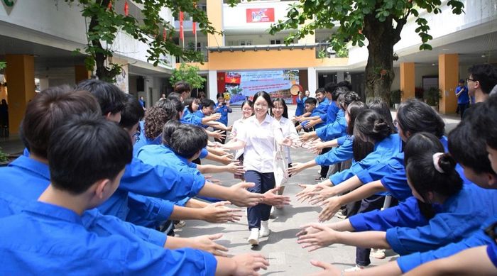 Học sinh thi lớp 10 năm học 2026-2027 tại điểm thi Trường THPT Việt Đức. Ảnh: VĐ