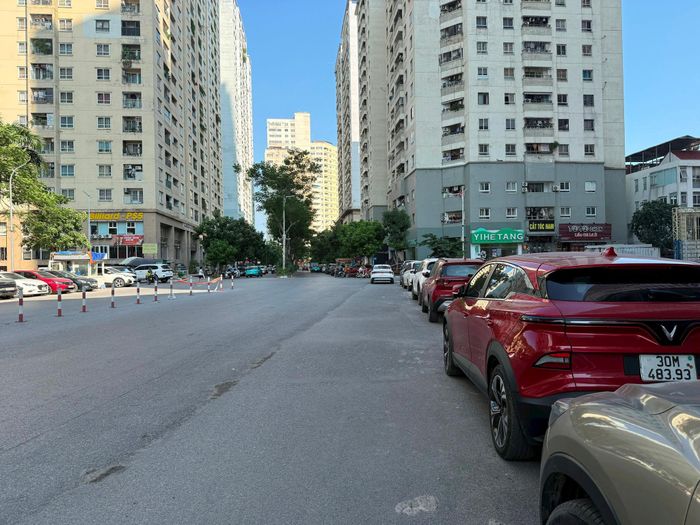 Ô tô đỗ hàng dài hai bên lề đường trong khu đô thị. Ảnh: MT