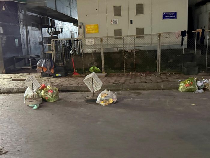 Rác không được thu dọn kịp thời... Ảnh: MT