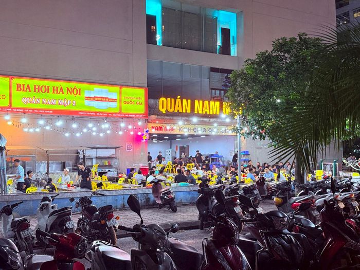 Một số không gian chung của đô thị biến thành điểm kinh doanh dịch vụ ăn uống. Ảnh: MT