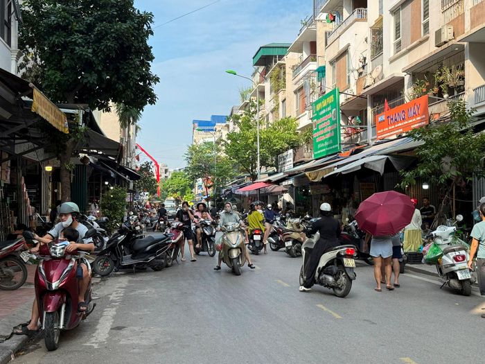 Một số tuyến đường lộn xộn do việc bán hàng trên vỉa hè chưa được giải quyết triệt để. Ảnh: MT