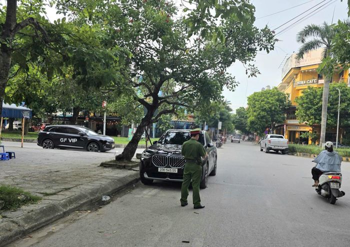 Lực lượng Công an xã Ô Diên thường xuyên tuần tra, xử lý và tuyên truyền người dân tuân thủ các quy định về trật tự đô thị. Ảnh: Hậu Lộc