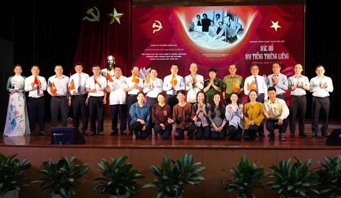 Các đại biểu và nghệ sĩ chụp ảnh lưu niệm. Ảnh: BTC