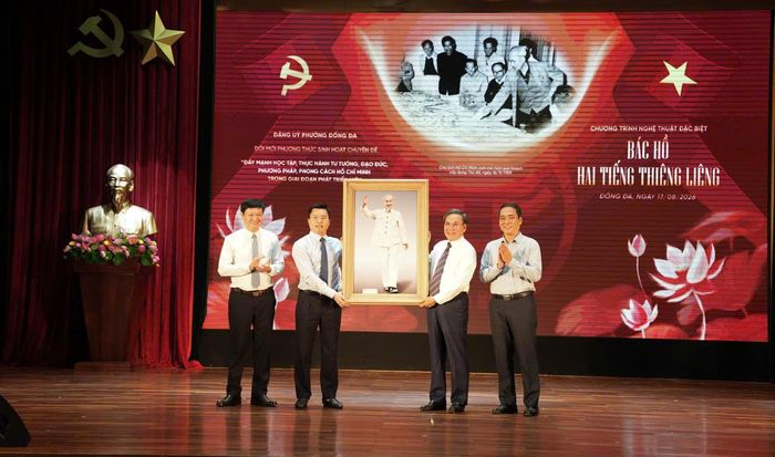 Thạc sĩ, nhà báo Trịnh Thanh Giảng trao tặng bức chân dung Chủ tịch Hồ Chí Minh cho cán bộ, đảng viên phường Đống Đa. Ảnh: BTC