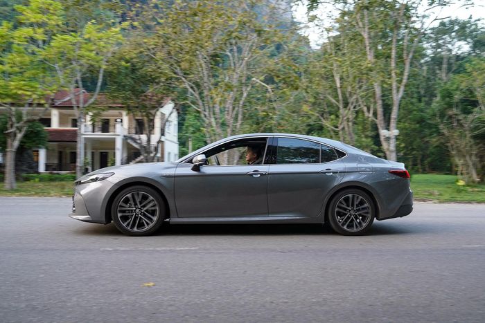 Toyota Camry là mẫu sedan hiếm hoi còn duy trì được doanh số tốt trong thời gian qua. Ảnh: PV