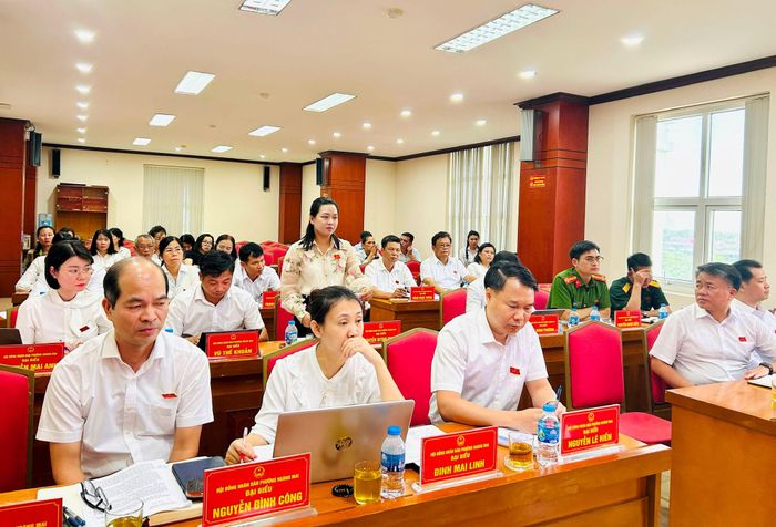 Đại biểu HĐND phường giải trình nội dung về điều chỉnh chỉ tiêu biên chế, lao động hợp đồng các trường công lập. Ảnh: Trần Oanh.